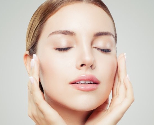 La cura della pelle valorizza la bellezza naturale del viso